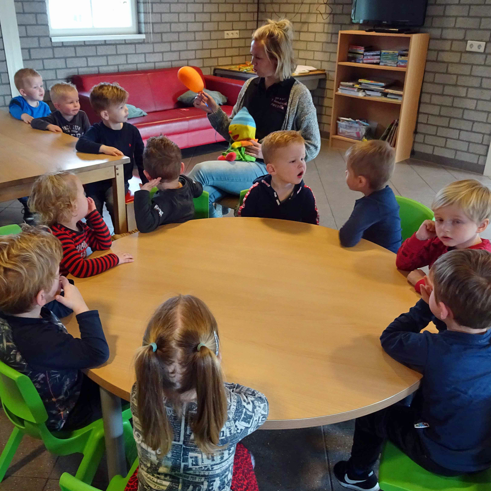 Peuterspeelzaal-Boerderijke Begin van de dag bij kinderdagverblijf