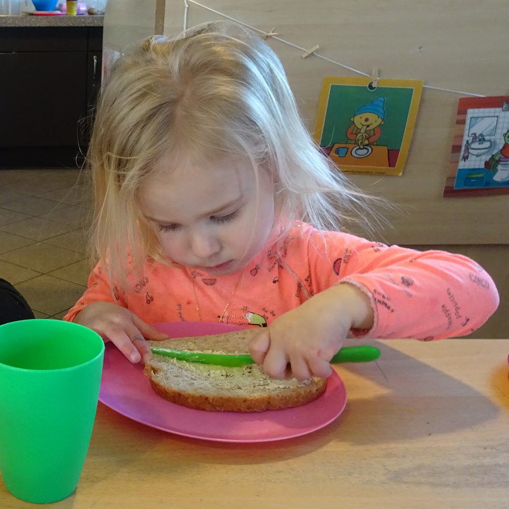 boterhammen-smeren Begin van de dag bij kinderdagverblijf