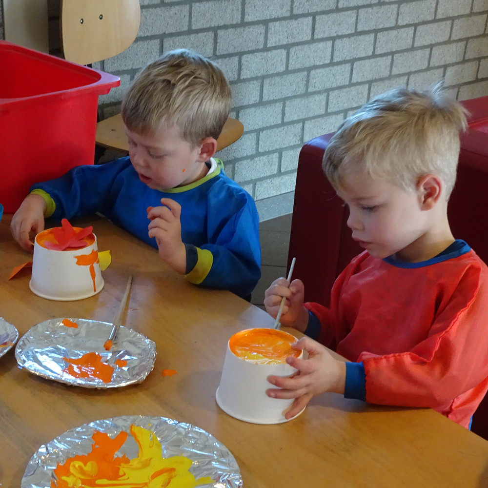 knutselen-en-verven Begin van de dag bij kinderdagverblijf